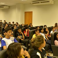 Reitoria recebe estudantes de escola estadual